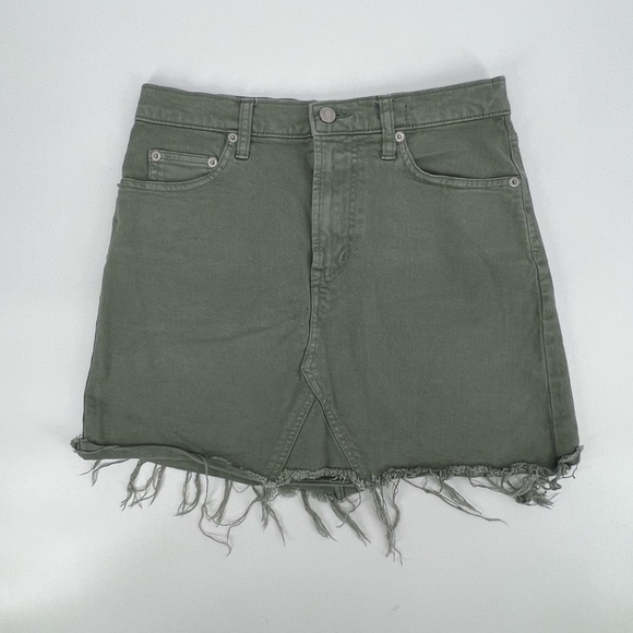 GAP Denim Sage Green Frayed Hem Jean Mini Skirt Size 27 Women’s - Picture 1 of 7